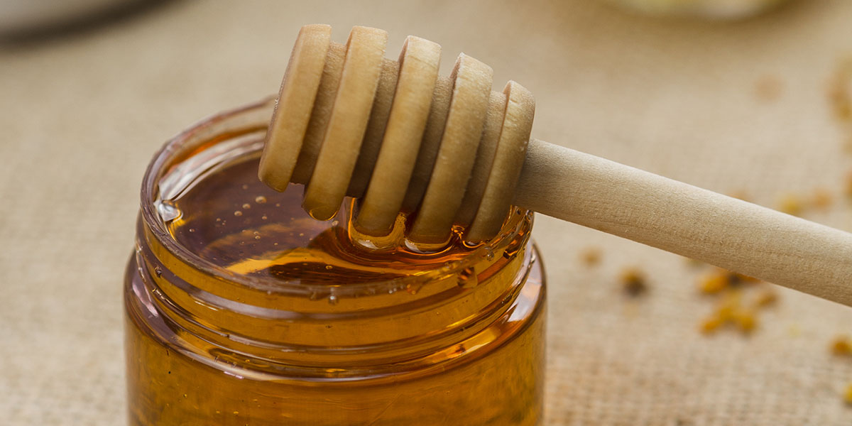 عسل یونجه با چای سبز