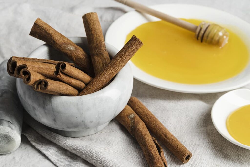 darchin va asal baraye mede dard min