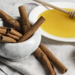 darchin va asal baraye mede dard min