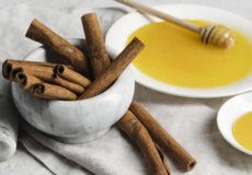 darchin va asal baraye mede dard min