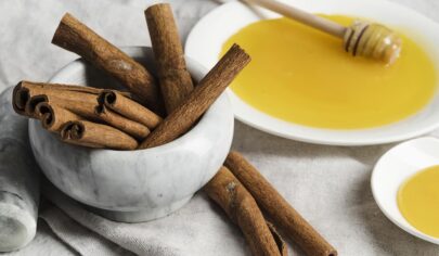 darchin va asal baraye mede dard min